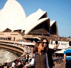 ÚC: CHÍNH QUYỀN BANG QUEENSLAND TĂNG GÓI HỖ TRỢ KHỦNG HOẢNG COVID-19 CHO DU HỌC SINH